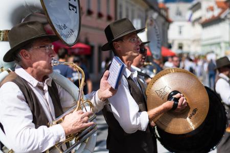 S soncem obsijan drugi festivalski dan 50. Dnevov narodnih noš in oblačilne dediščine v Kamniku (78)